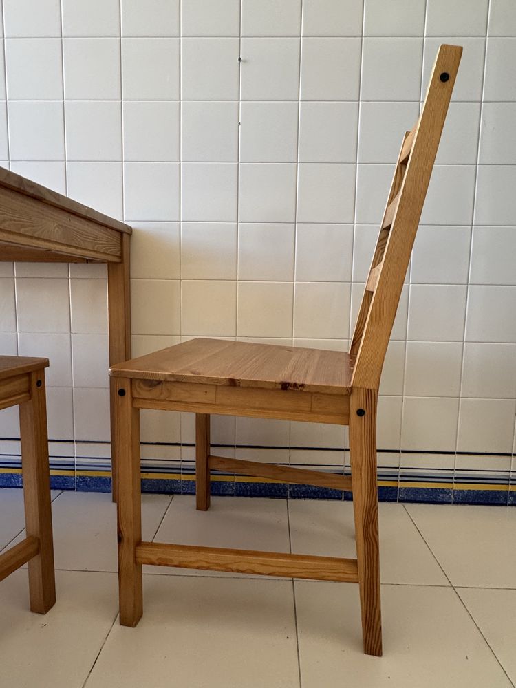 Mesa e 4 cadeiras