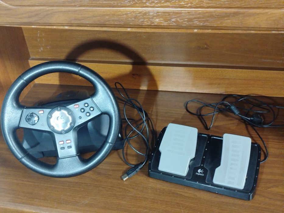 руль ігровий logitech і педалі