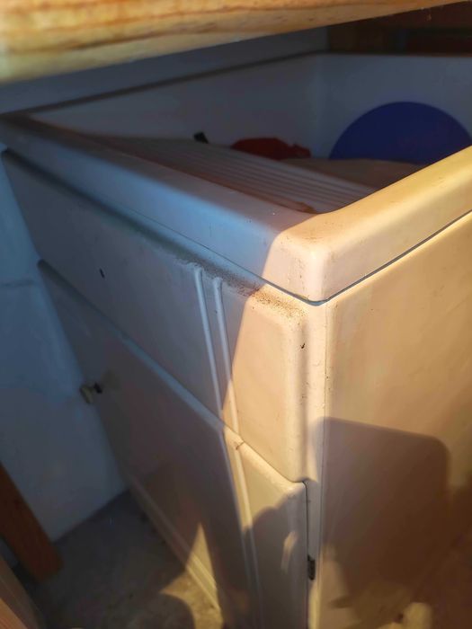 Tanque de lavar roupa com tampa superior e armário