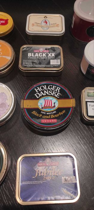 Coleção de latas vazias de tabaco de cachimbo