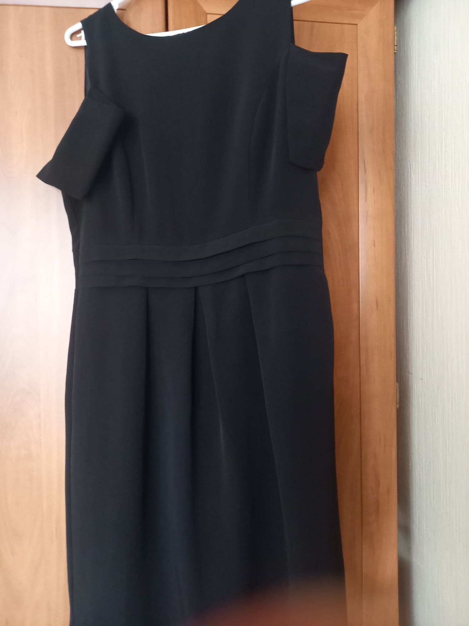 Czarna sukienka z krótkim opuszczanym rękawkiem firmy F&F rozmiar 12