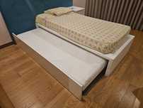 Cama maciça com gaveta inferior elevatória. 190x90cm (inclui 2 colchõe