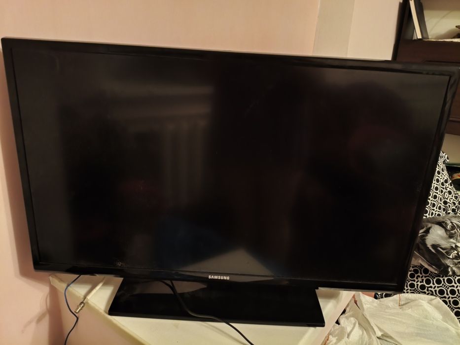 Продам телевизор Самсунг на подставке