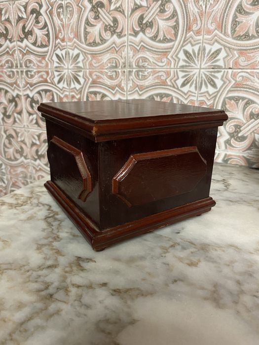 Bases de madeira cubicas