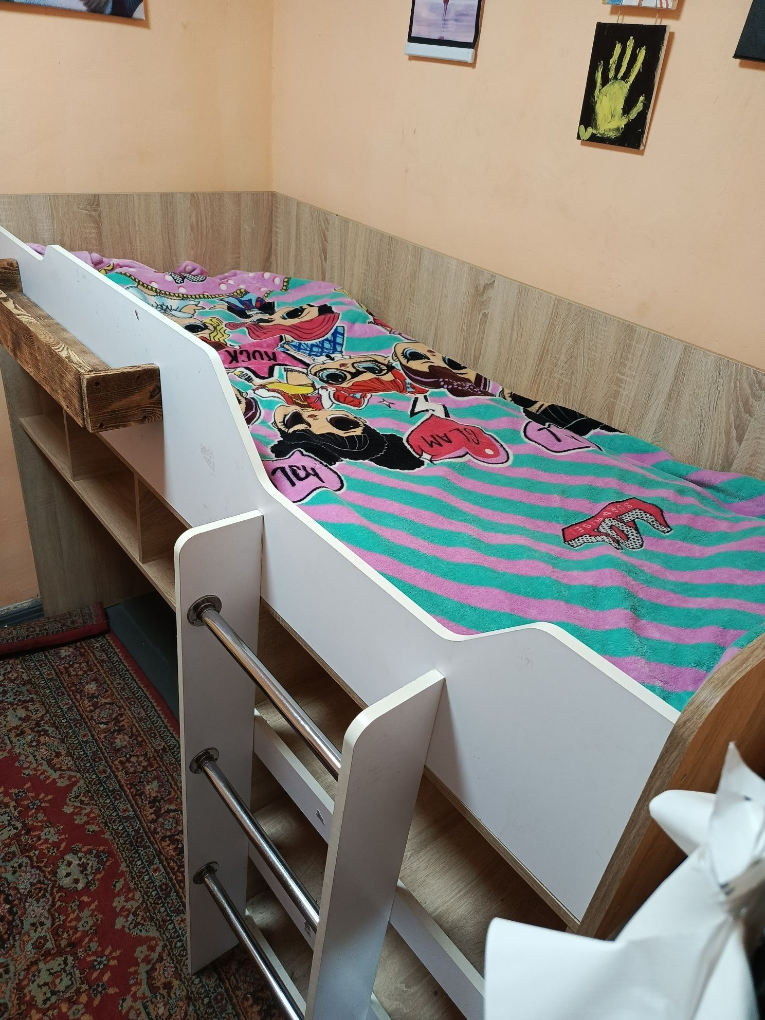 Кровать Стол Шкаф