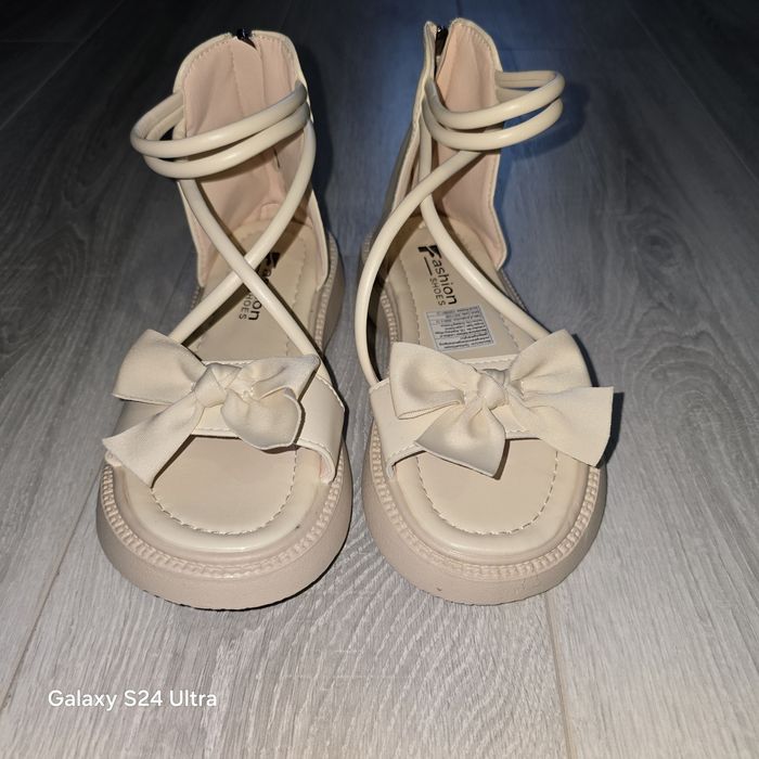 Босоножки нові нарядні