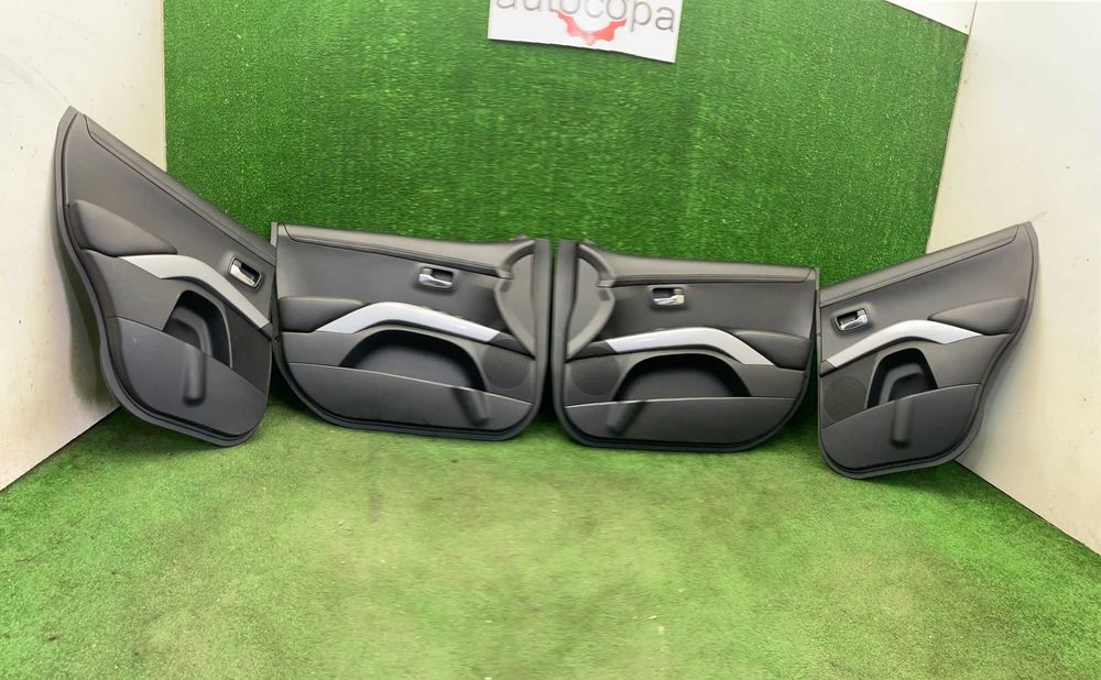 Дверні карти салону Mitsubishi Outlander XL