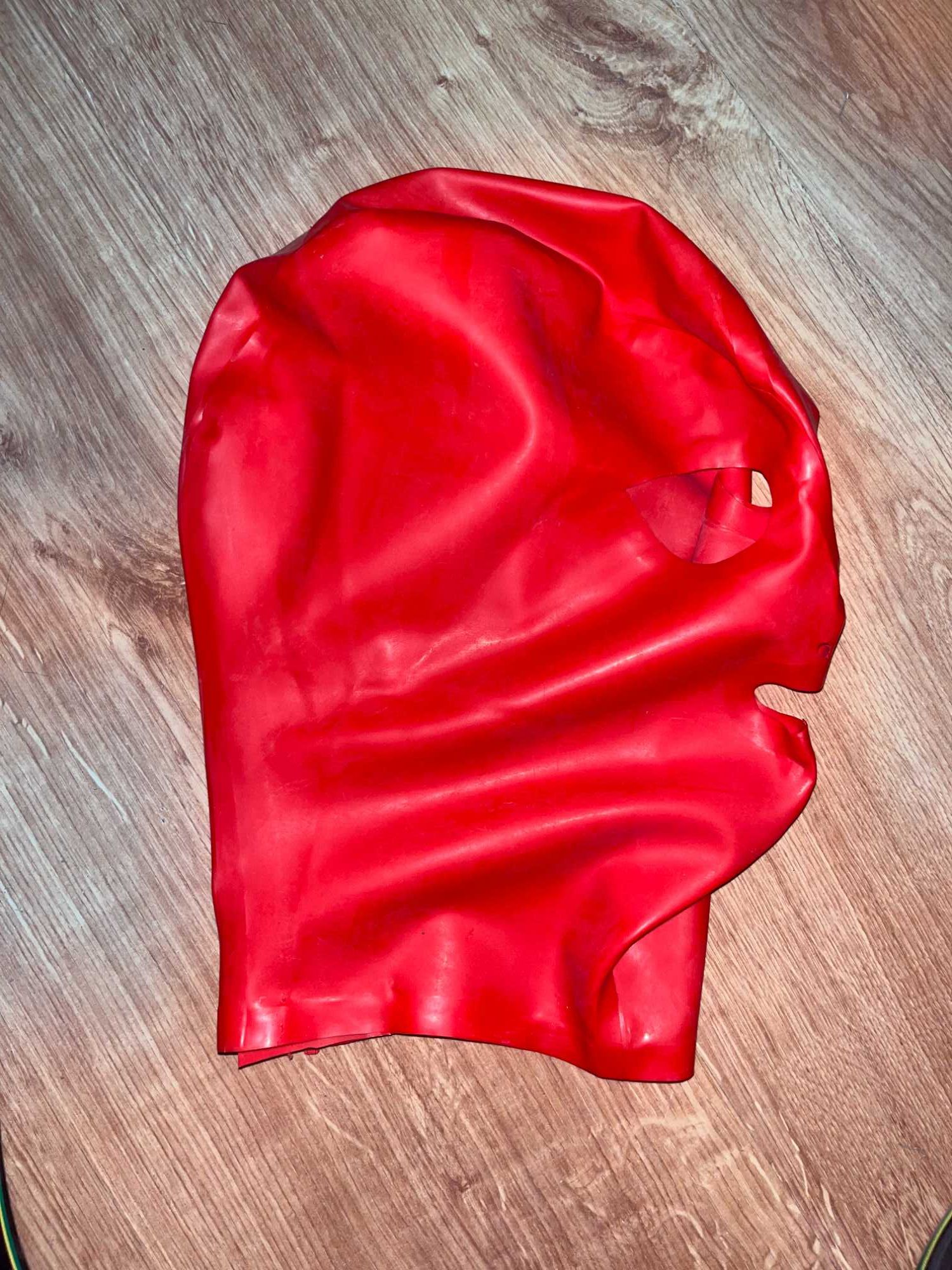 950/ Teatr Sylwester maska M latex czerwona lateks grubość 0,4 zamek