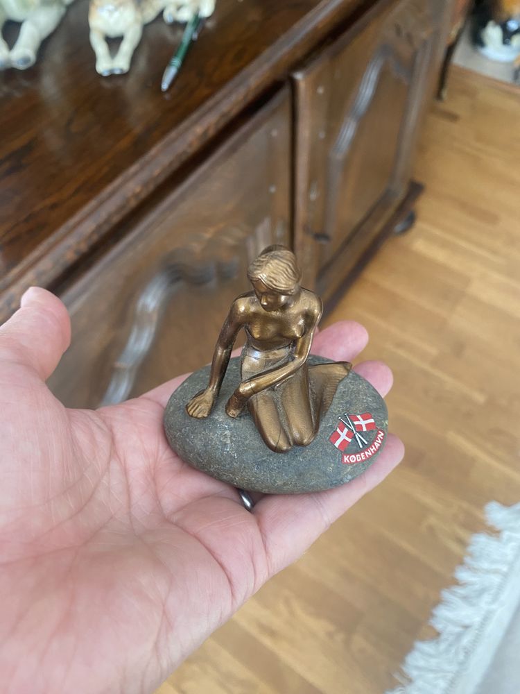 Syrenka figurka miedziana na kamieniu Dania
