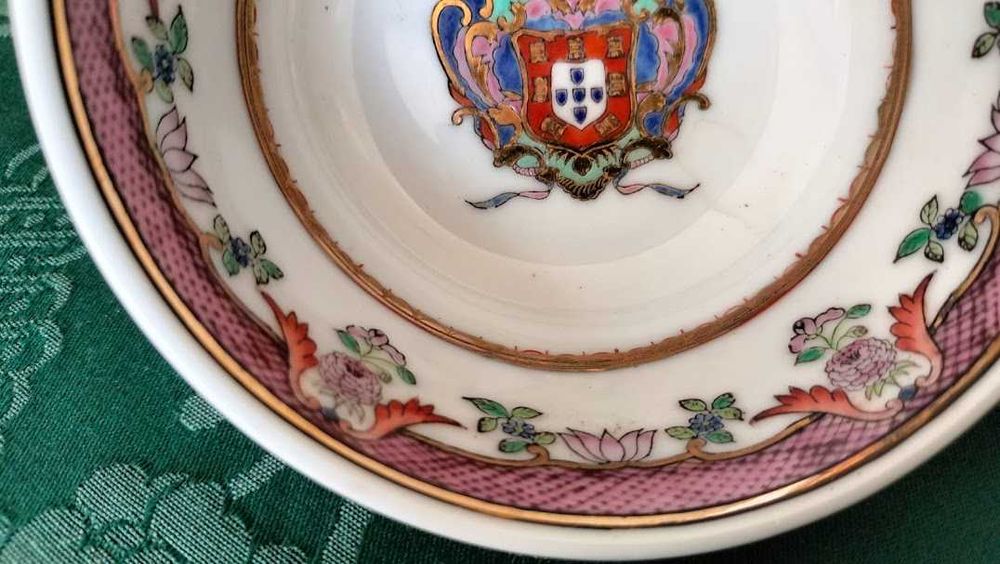 Lote de porcelana oriental pintada à mão e ouro