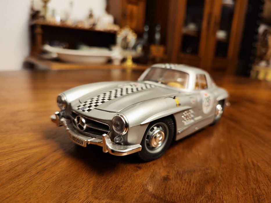 Mercedes 300sl  1 18 burrago