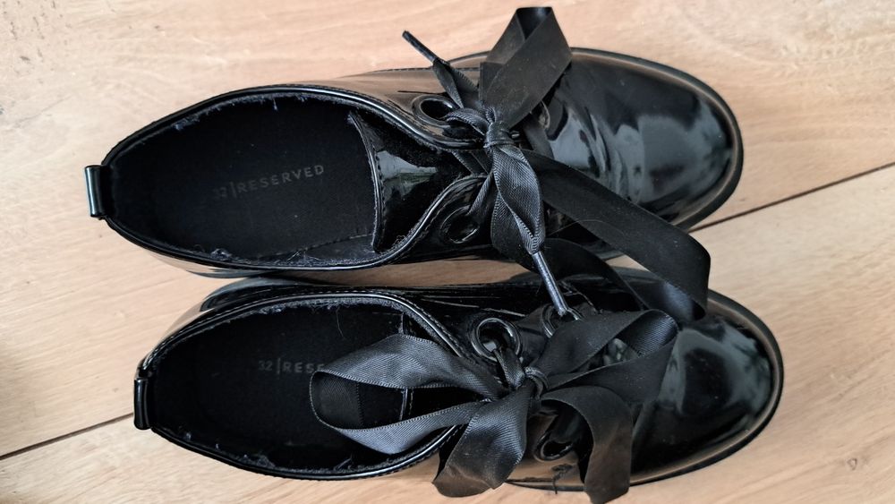 Eleganckie buty lakierki 32 Reserved