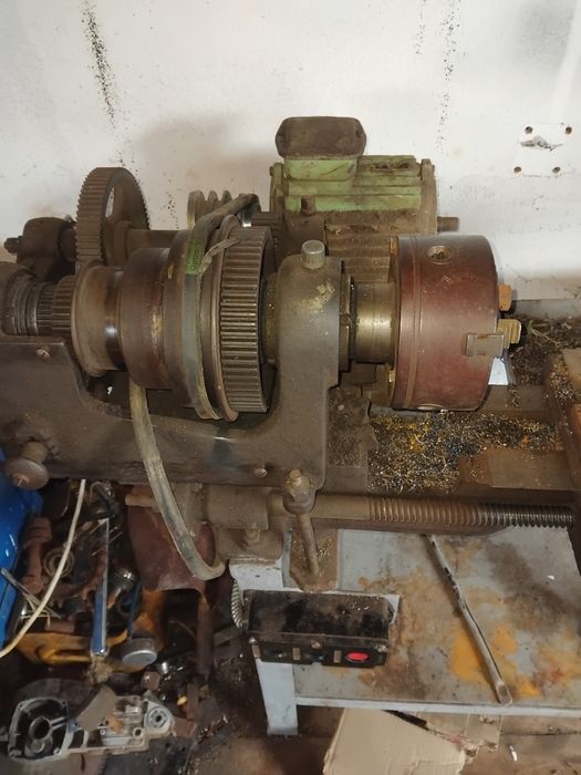 Продам токарний.