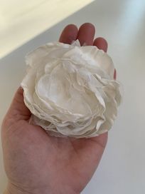 Biała róża przypinka