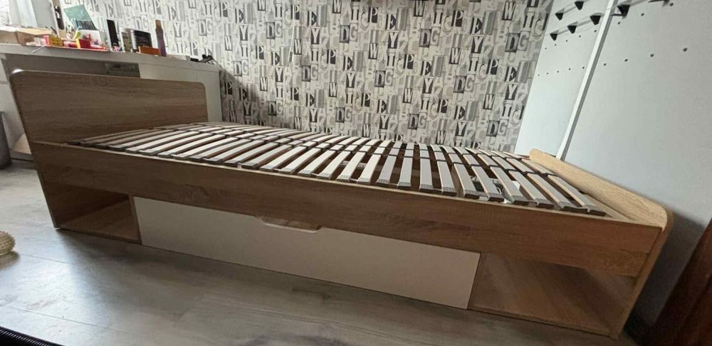 Młodzieżowe łóżko 90/200 ze stelażem stan idealny