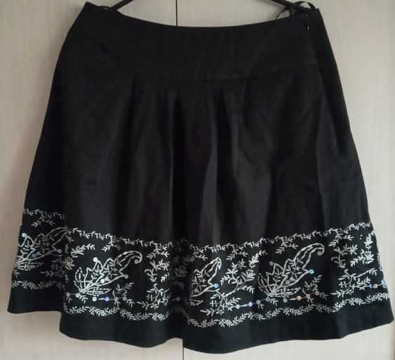 Czarna, elegancka spódnica z wyszywanymi białymi wzorami, r. S/M