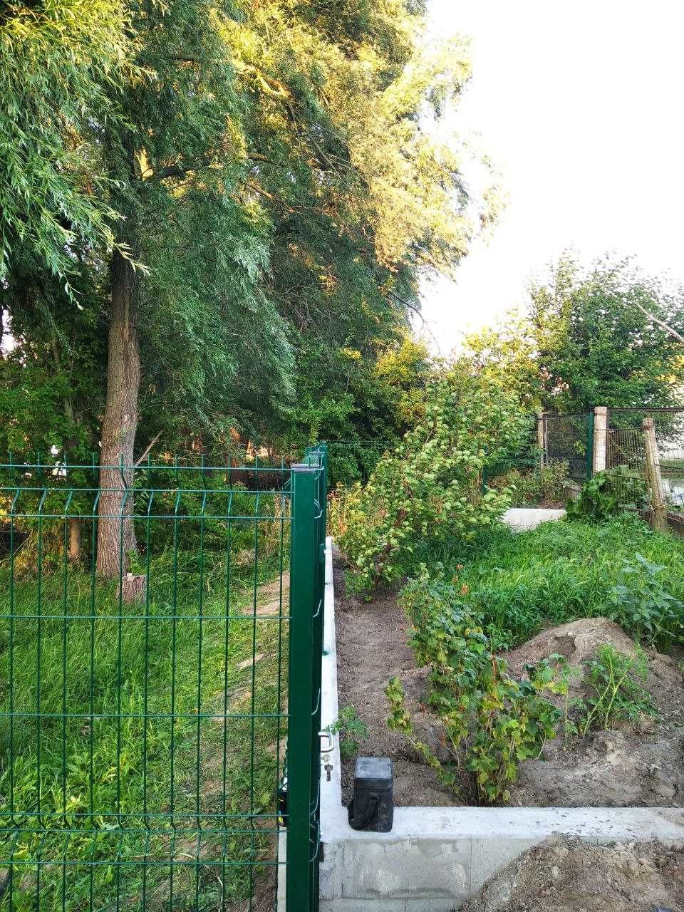Завод The_parkan. Секційна огорожа з металевої та оцинкованної сітки.