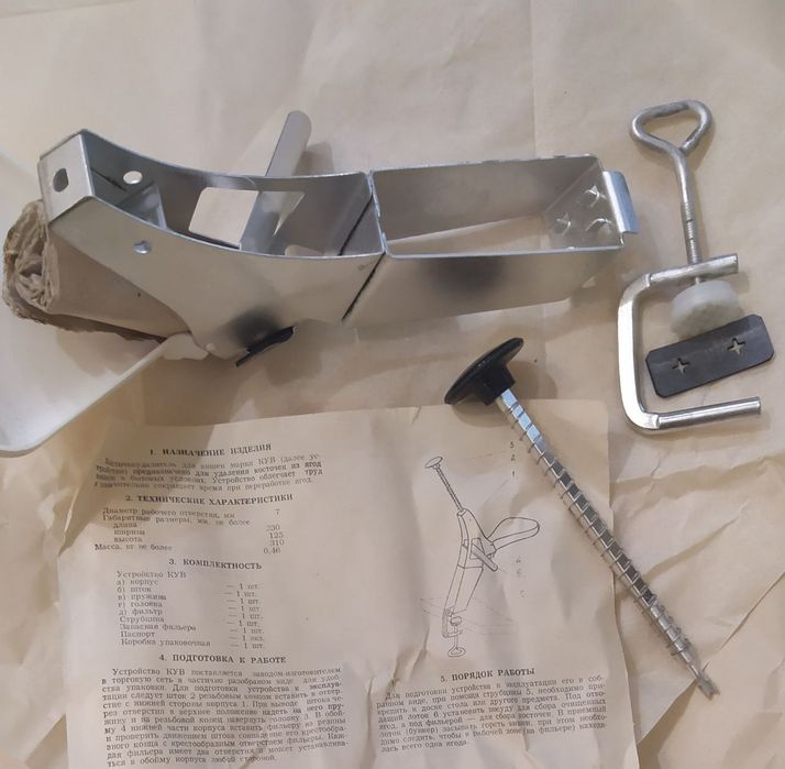 Пристрій з видалення кісточок вишні