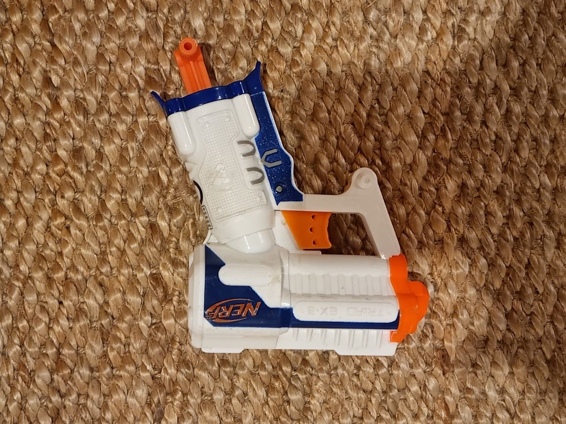 mały pistolet NERF