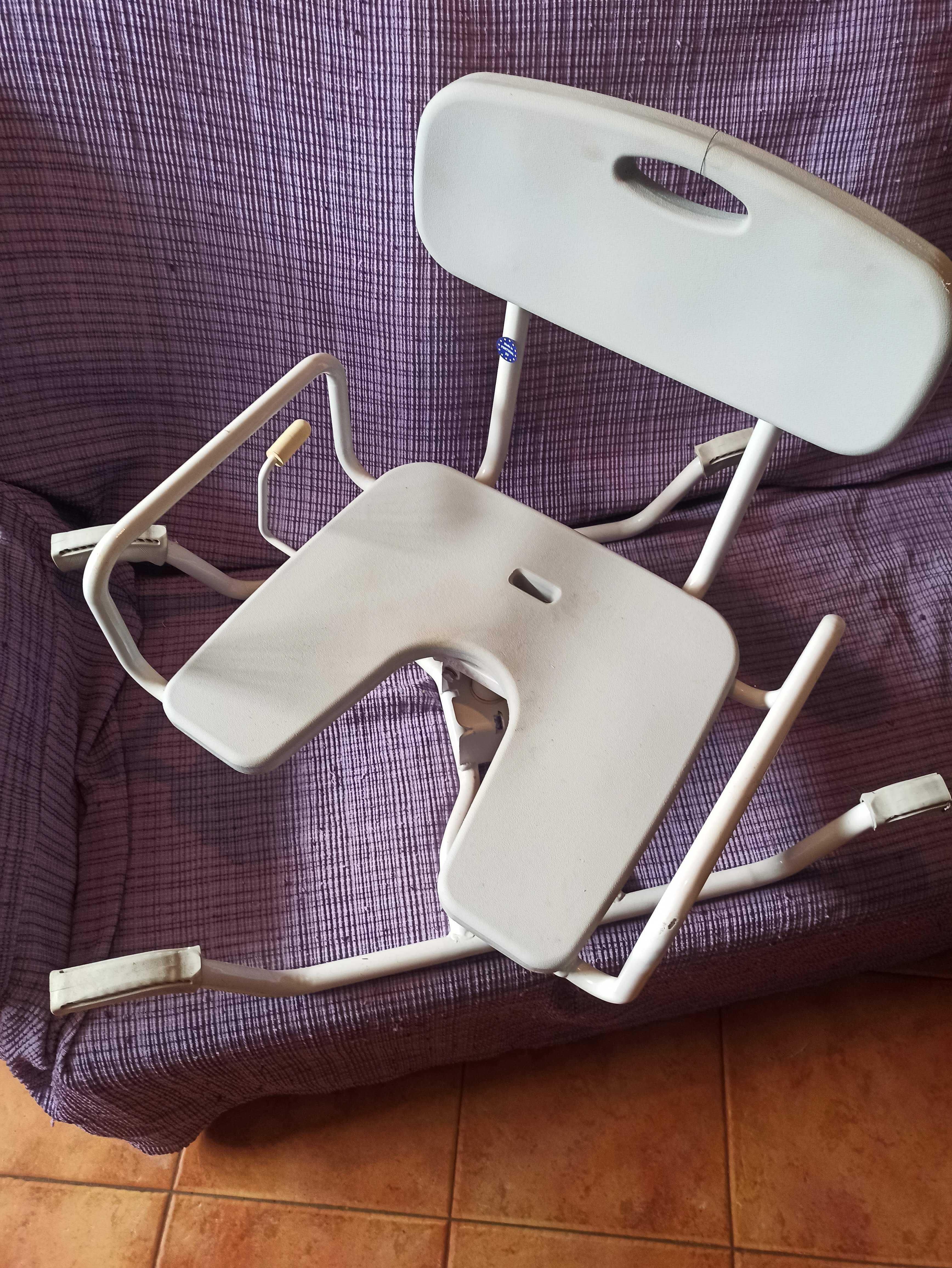 Cadeira rotativa para banho.