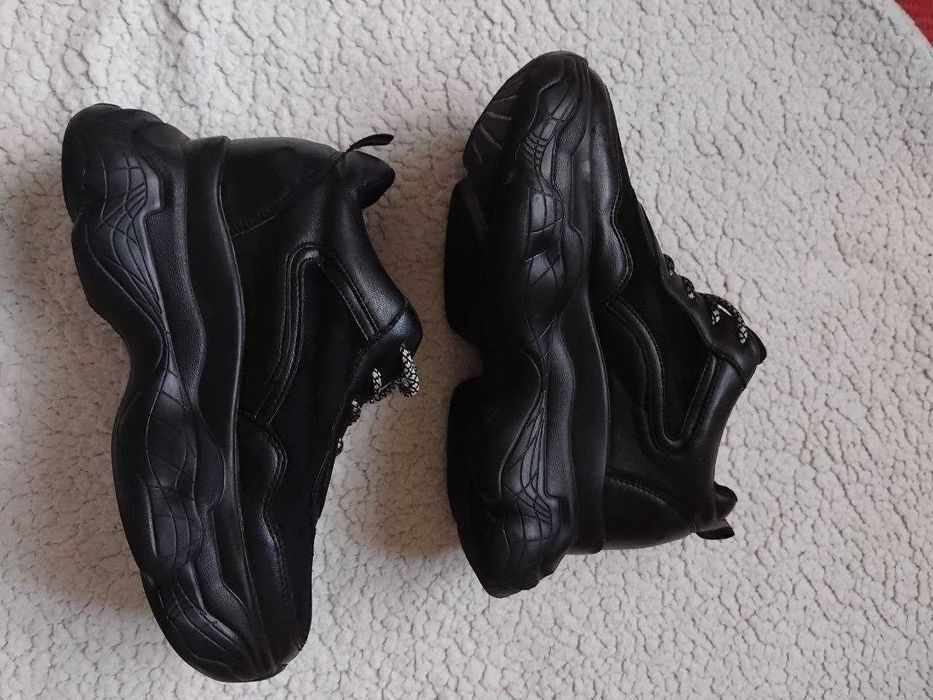 Продам жіночі кросівки 38 роз