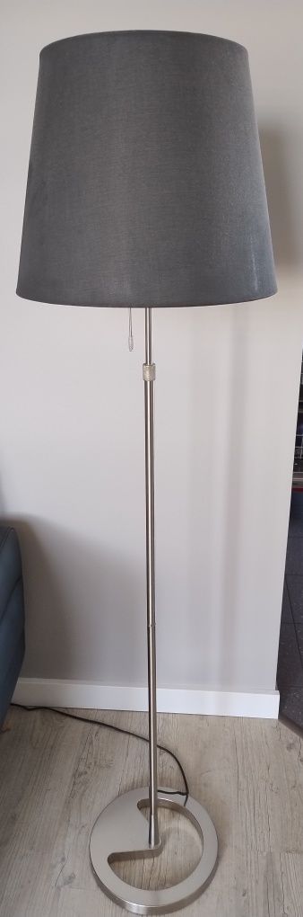Sprzedam lampę podłogową.