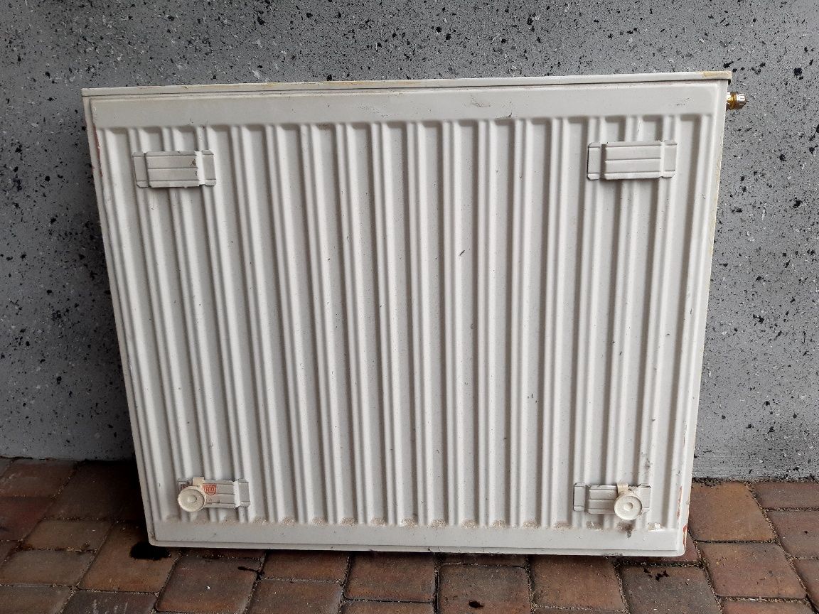 Grzejnik panelowy 750mm x 600mm, przyłącze dolne lewe