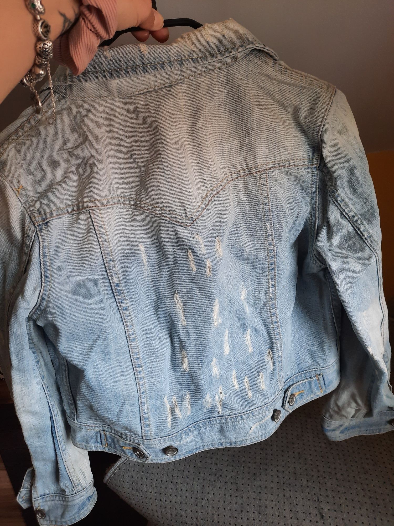 Katana kurtka jeansowa z przetarciami, dziurami