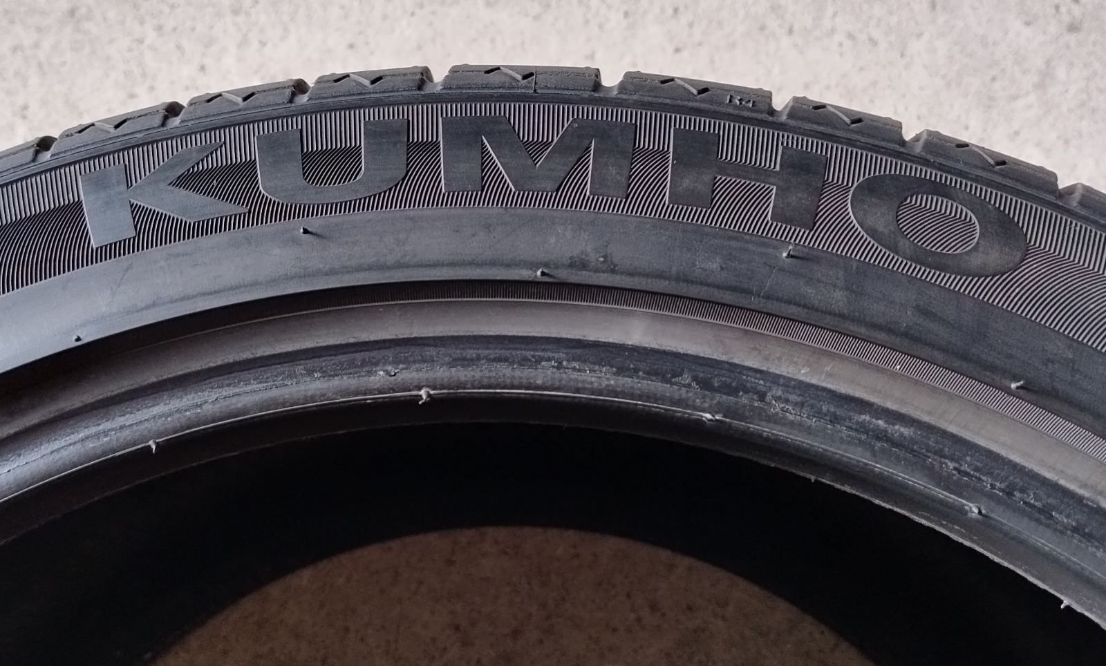 Шини б в літні R18 285/35 Kumho Ecsta Le Sport