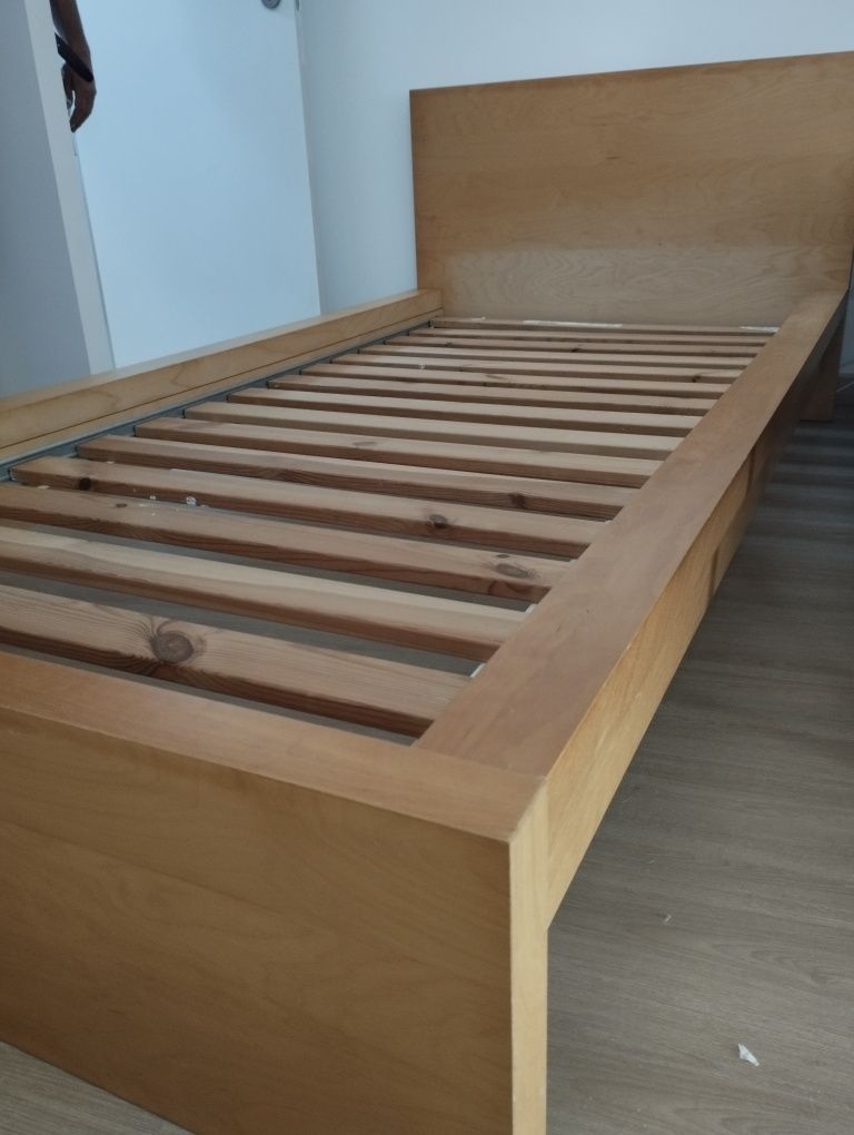 Cama solteiro  bom estado