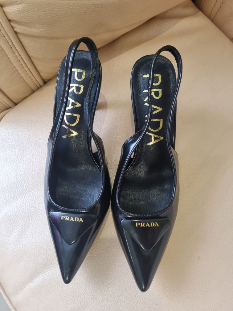 Босоніжки Prada.