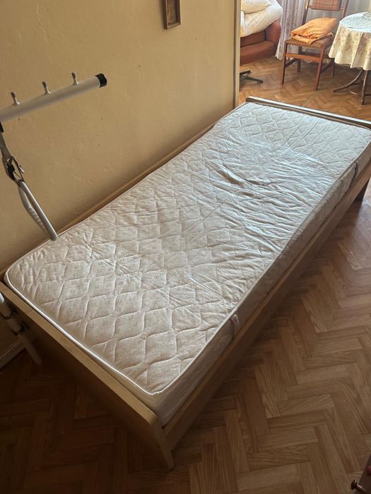 Łóżko szpitalne z materacem przeciwodleżynowym