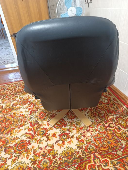 Крісло шкіряне  .
