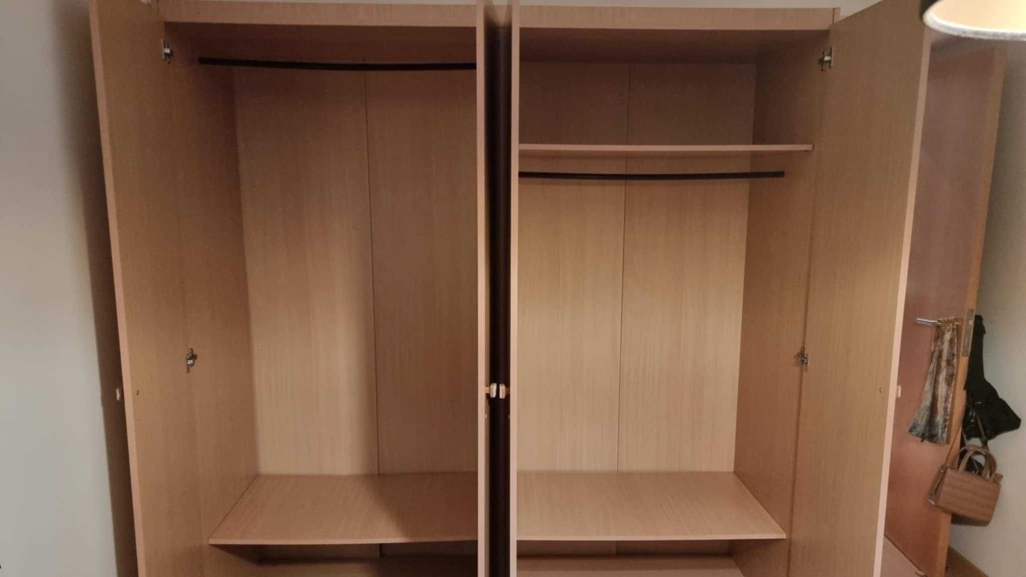 Roupeiro de melamina com portas de abrir