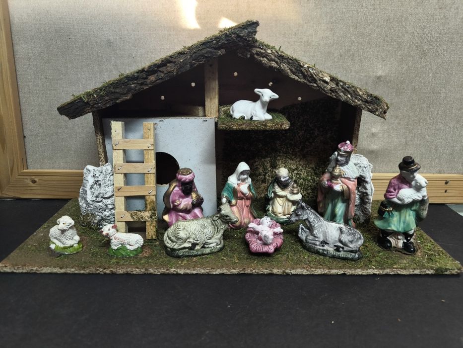 Presépio Natalício com Figuras
Presépio de Natal completo com várias f