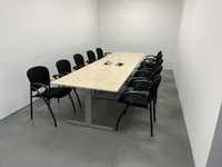 Stół konferencyjny z krzesłami
