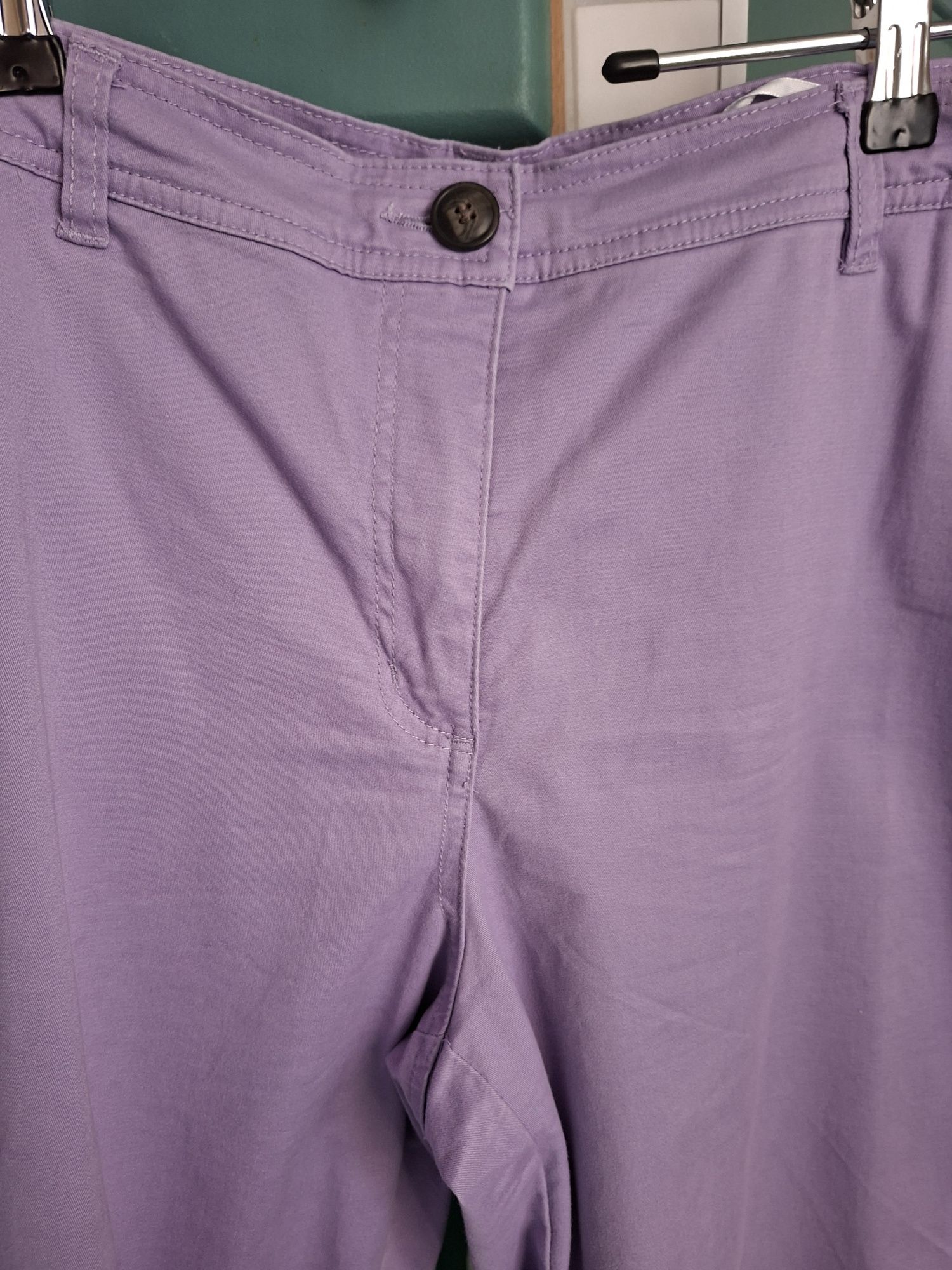 Liliowe spodnie damskie 3/4 - 44