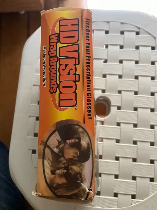 Caixa com 2 óculos de sol HD vision novos