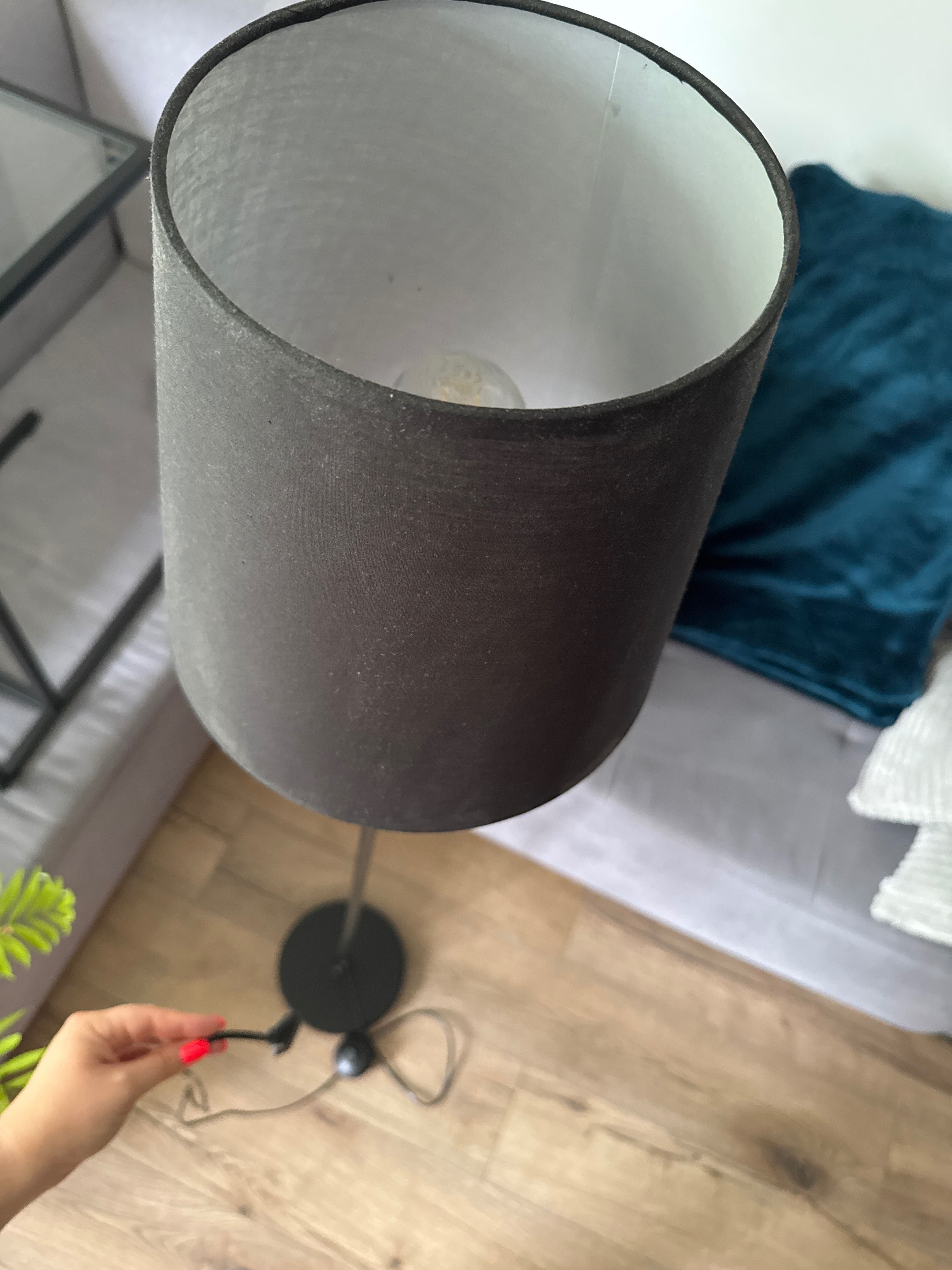 Lampa stojąca czarna z kloszem