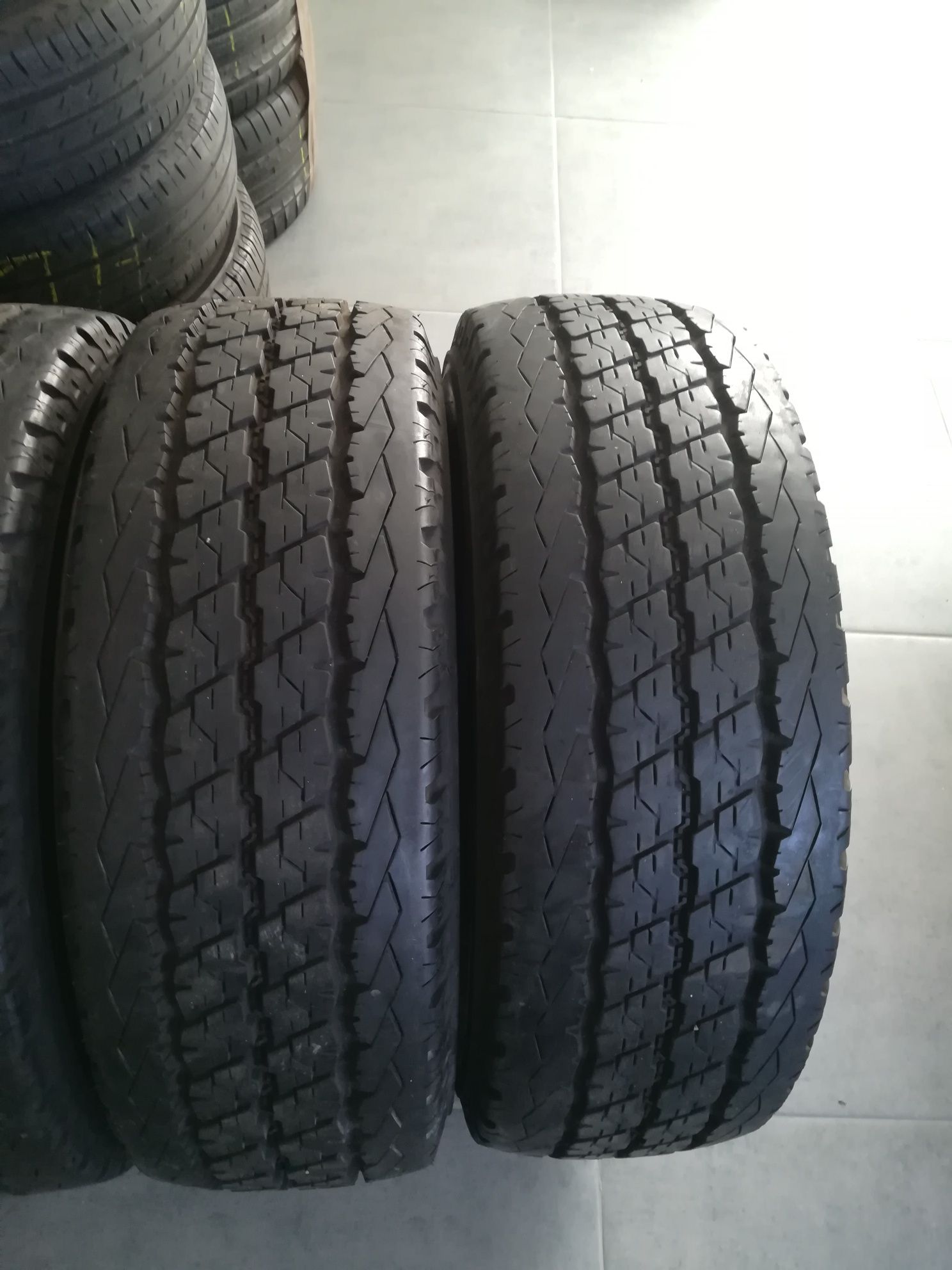 4 pneus 225 70 r15C Bridgestone