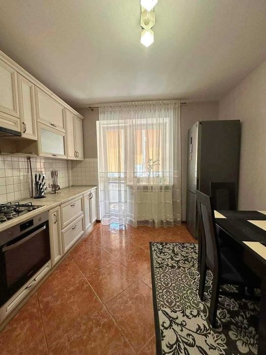 Продам 2 кімнатну великогабаритну квартиру на Кравчука