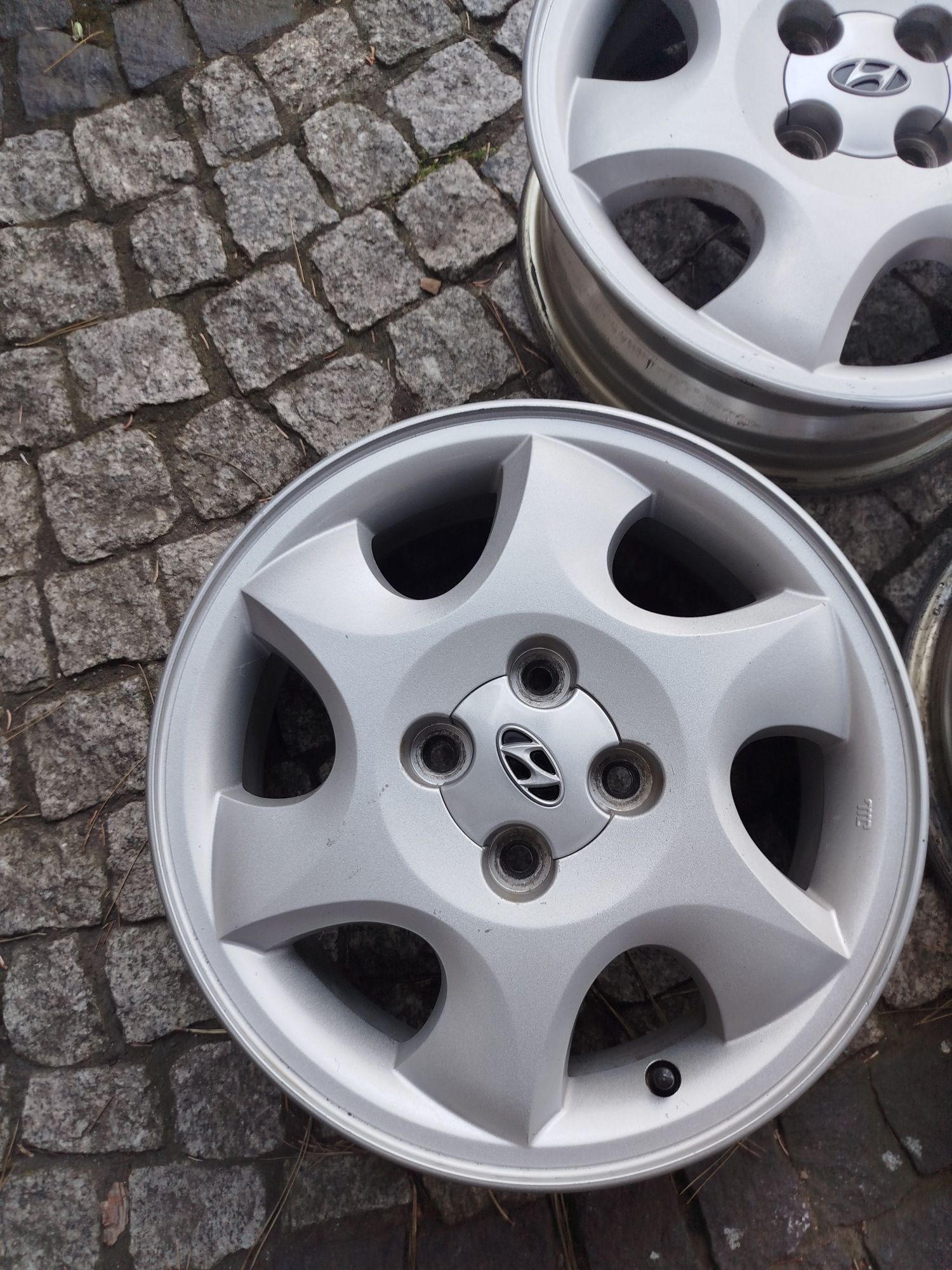 Hyundai i20 Felgi aluminiowe 4x100 Alufelgi i10 15 cali oryginalne