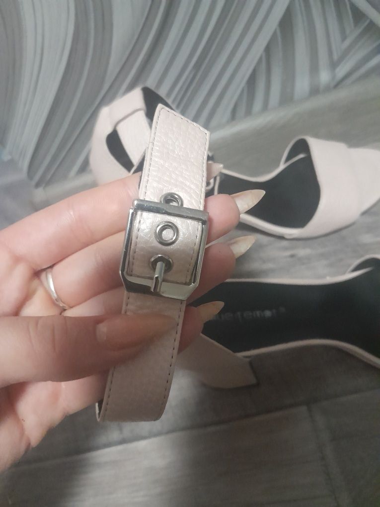 Продам босоніжки на каблуку