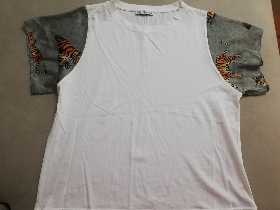 T-shirt branca com padrão nas mangas