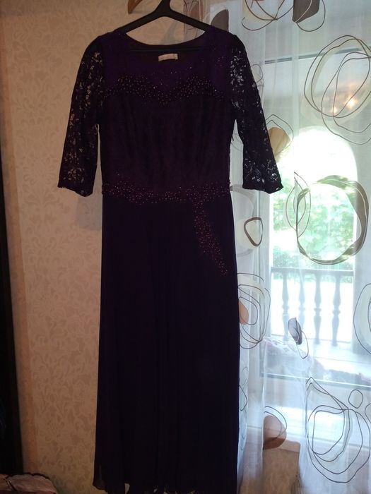 Продам  вечірню сукню, плаття,