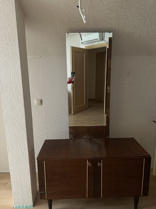 Віддам безкоштовно трюмо з дзеркалом