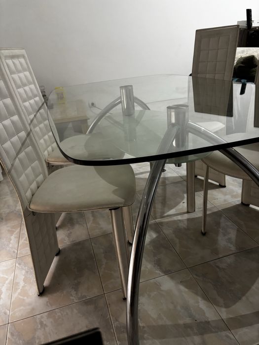 Mesa de vidro temperado com 4 cadeiras em pele