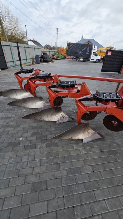 Плуг Оверум Швеція чотирьох або трьох корпусний.