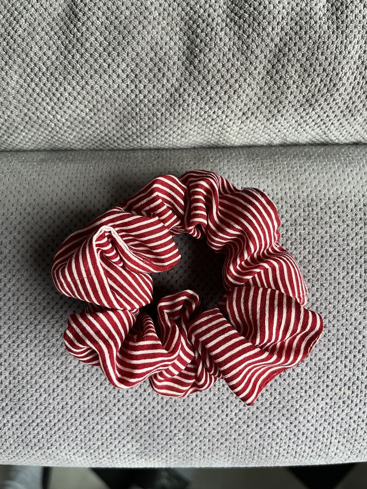 Gumka do włosów w paski bordowo-białe czerwona burgundowa scrunchie