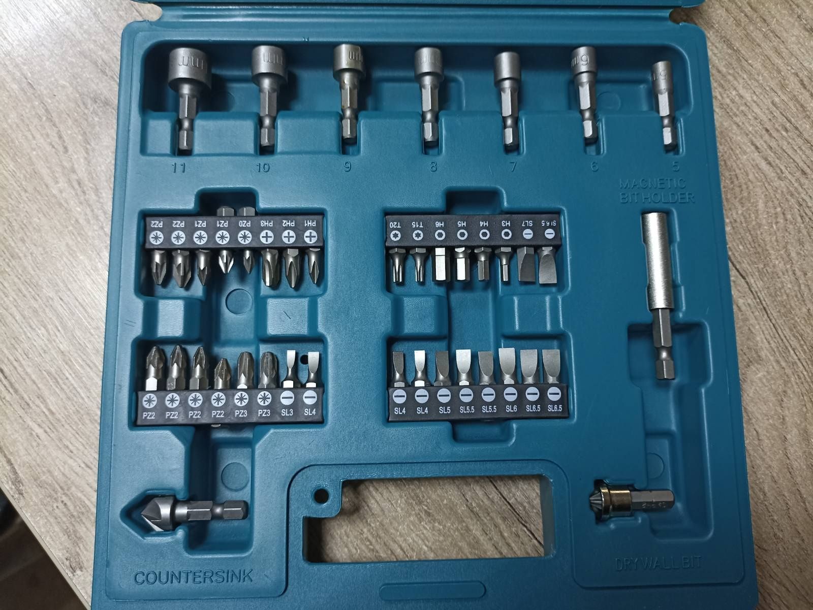 Makita 60x набор сверл и бит в кейсе